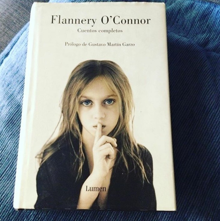 Cuentos Completos de Flannery O ́Connor,  la imagen de la portada me acompaña desde  entonces con una insistencia particular.